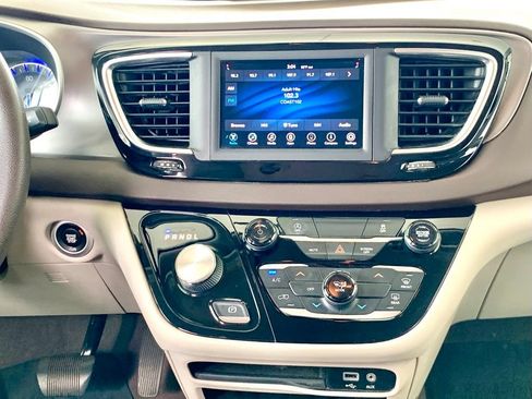 Used 2020 Chrysler Voyager L FWD image 17