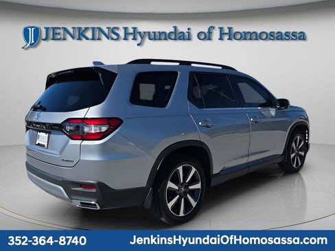 Used 2025 Honda Pilot Touring image 3