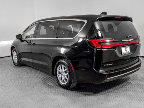 Used 2024 Chrysler Pacifica Touring-L image 6