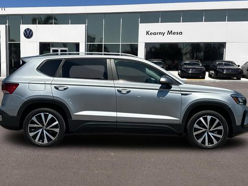Used 2023 Volkswagen Taos SE FWD image 3