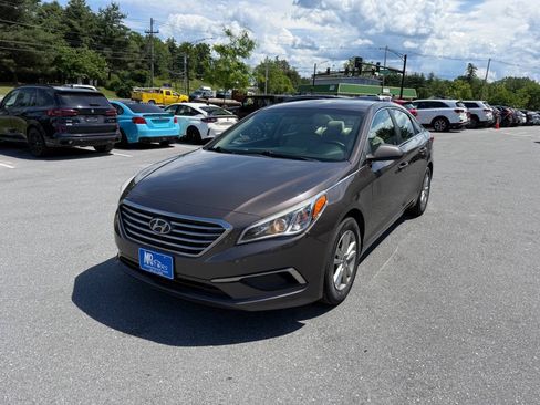 Used 2017 Hyundai Sonata SE FWD image 2