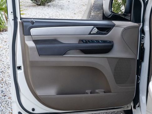 Used 2012 Volkswagen Routan SE image 10