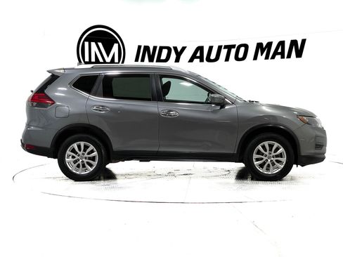 Used 2017 Nissan Rogue SV image 3