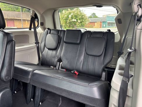 Used 2016 Chrysler Town & Country Touring FWD image 21