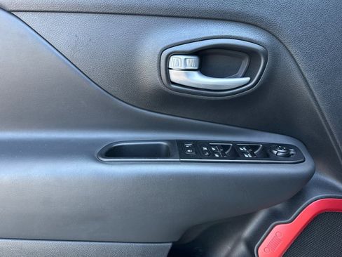 Used 2023 Jeep Renegade Trailhawk AWD/4WD image 10