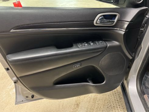 Used 2018 Jeep Grand Cherokee Limited w/ Luxury Group II image 17