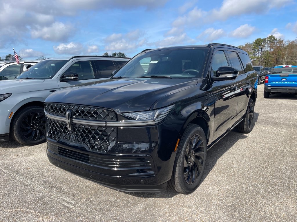 New 2026 Lincoln Navigator Reserve w/ Jet Appearance Package AWD/4WD image 2