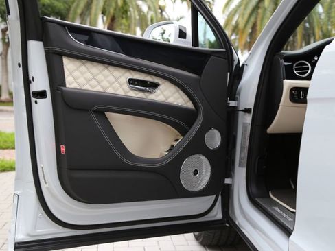 Used 2021 Bentley Bentayga image 36