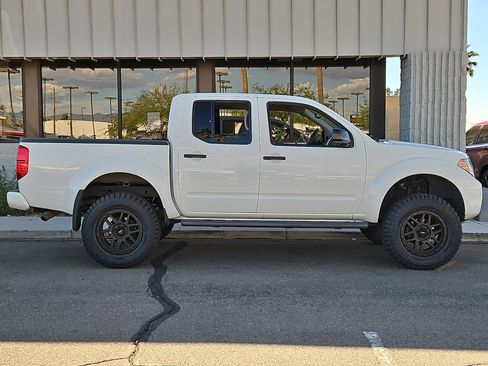 Used 2020 Nissan Frontier SV image 3
