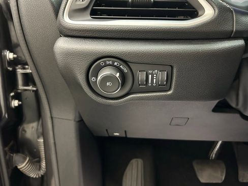Used 2022 Chrysler Pacifica Touring-L w/ S Appearance Package FWD image 21