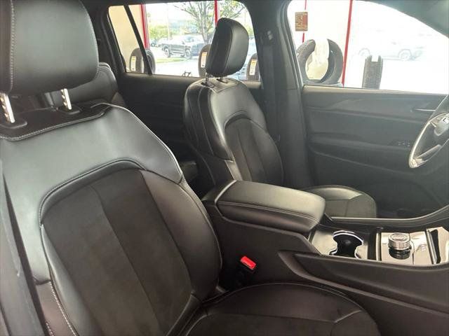 Certified 2025 Jeep Grand Cherokee L Laredo AWD/4WD image 33