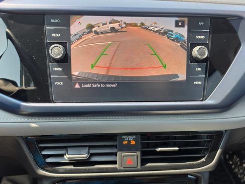 Used 2024 Volkswagen Taos SE w/ Panoramic Sunroof Package FWD image 22
