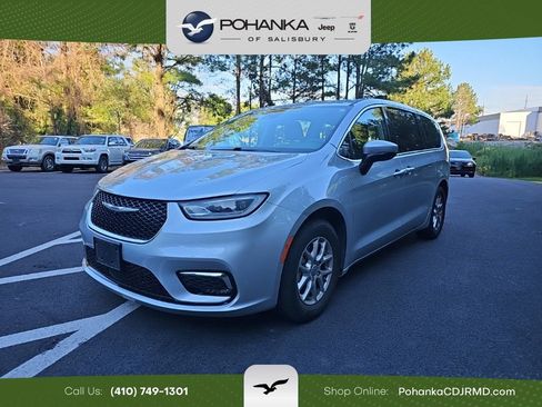 Used 2023 Chrysler Pacifica Touring-L FWD image 1