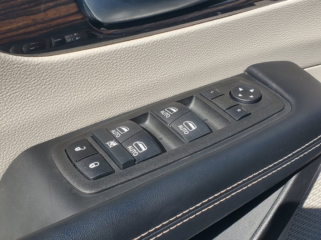 Used 2022 Chrysler Pacifica Limited AWD/4WD image 22