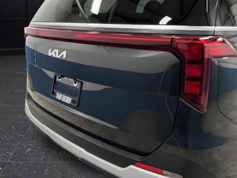 Used 2025 Kia Carnival FWD image 37