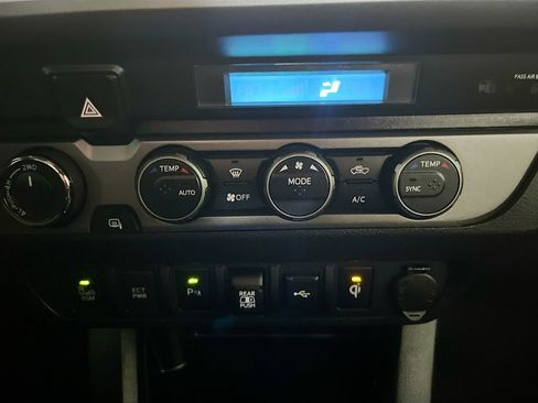 Used 2022 Toyota Tacoma TRD Off-Road w/ Technology Package AWD/4WD image 16