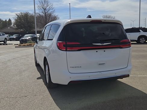 Used 2024 Chrysler Pacifica Touring-L image 7