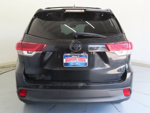 Used 2019 Toyota Highlander SE w/ Nightshade Edition FWD image 4
