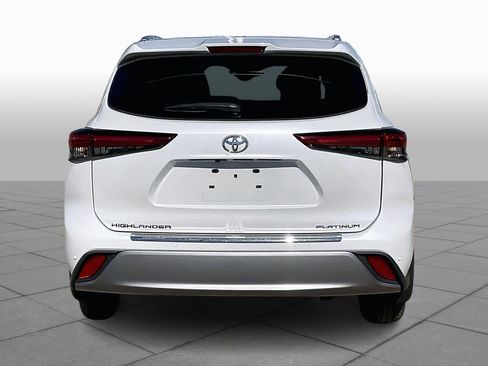 Used 2022 Toyota Highlander Platinum image 4