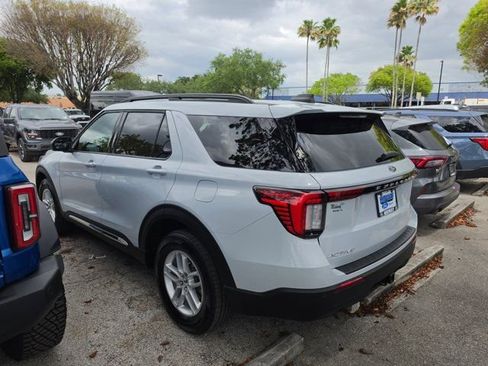 Used 2025 Ford Explorer Active AWD/4WD image 3