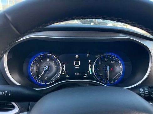 Used 2024 Chrysler Pacifica Touring-L FWD image 12