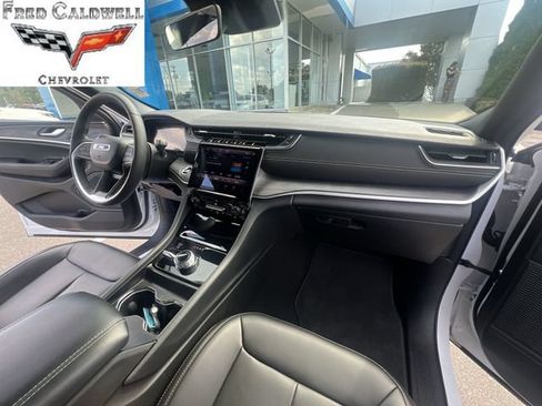 Used 2025 Jeep Grand Cherokee Limited AWD/4WD image 35