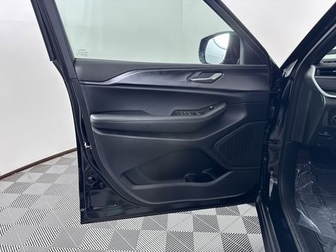 New 2025 Jeep Grand Cherokee Altitude image 31