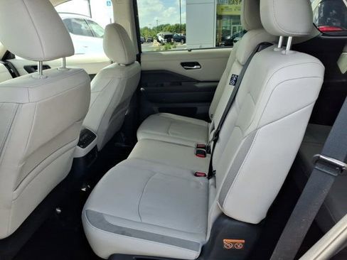 Used 2025 Nissan Pathfinder SL AWD/4WD image 26