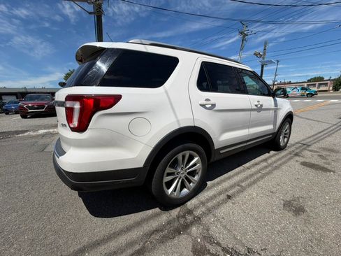 Used 2018 Ford Explorer XLT w/ Equipment Group 202A AWD/4WD image 4