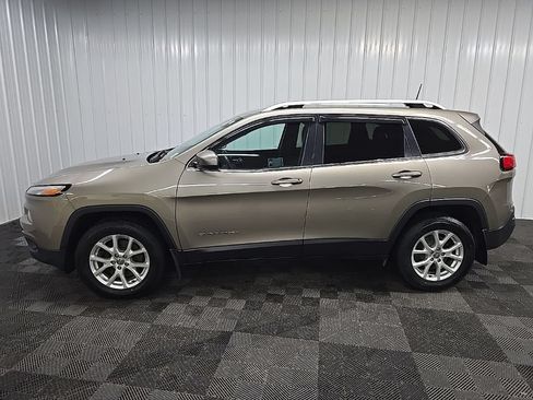 Used 2016 Jeep Cherokee Latitude w/ Cold Weather Group AWD/4WD image 5