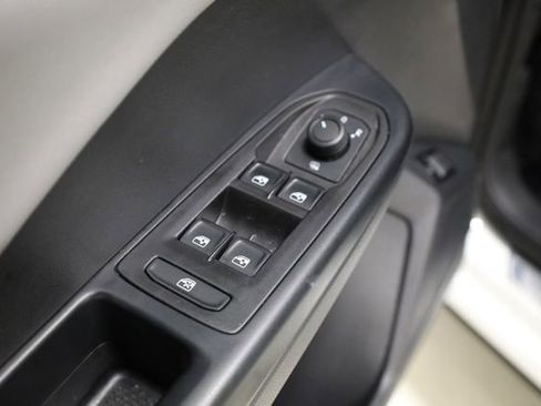 Used 2023 Volkswagen Taos SE image 18