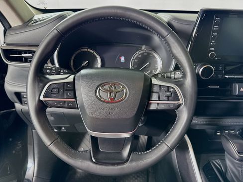 Used 2022 Toyota Highlander XLE AWD/4WD image 12