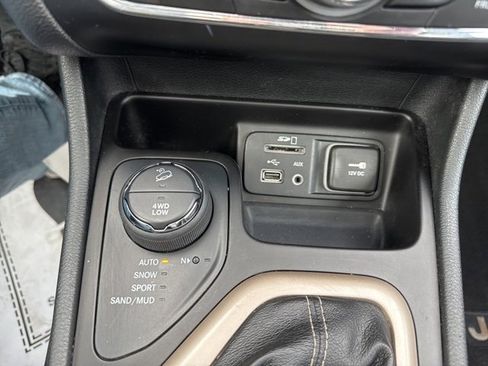 Used 2014 Jeep Cherokee Limited w/ Technology Group image 21