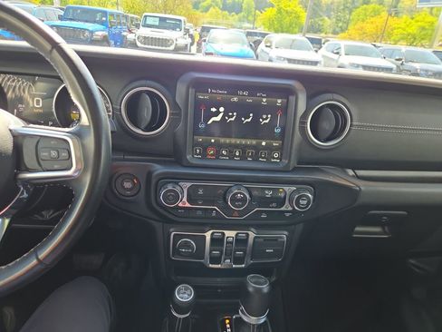 Used 2022 Jeep Wrangler Unlimited Sahara AWD/4WD image 21