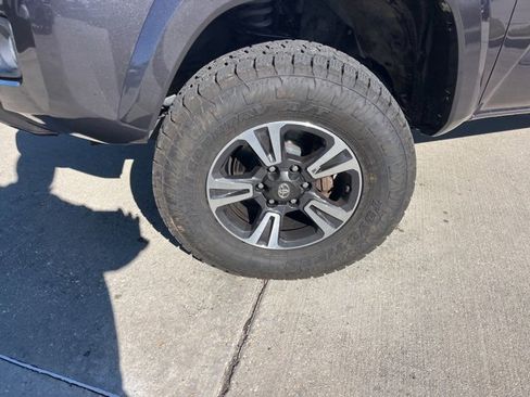 Used 2017 Toyota Tacoma TRD Sport image 23