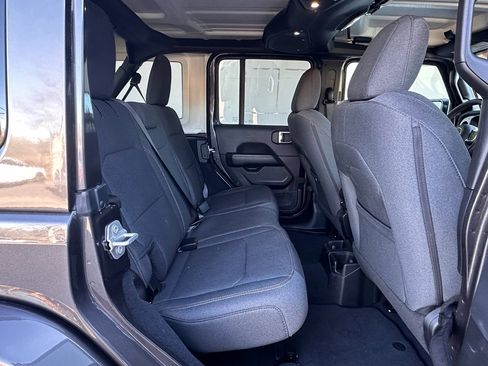 Used 2025 Jeep Wrangler Sahara image 24