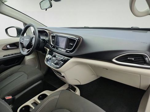 Used 2020 Chrysler Voyager L FWD image 22