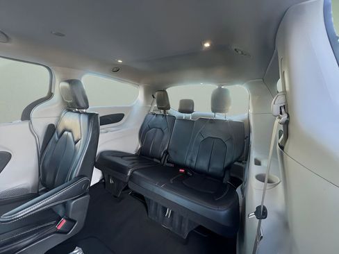 Used 2023 Chrysler Pacifica Touring-L image 21