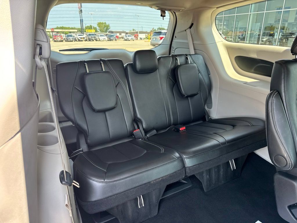 Certified 2024 Chrysler Pacifica Touring-L FWD image 30
