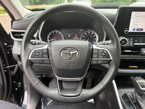 Used 2023 Toyota Highlander XLE AWD/4WD image 29