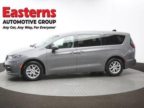 Used 2023 Chrysler Pacifica Touring-L FWD image 61
