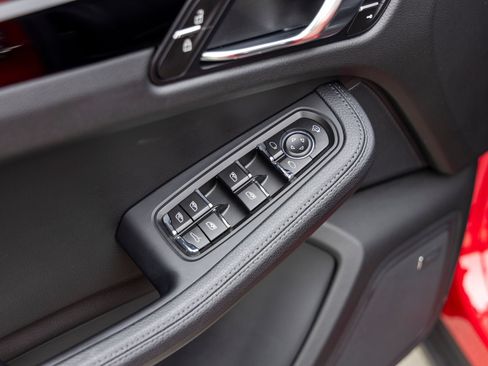 Certified 2026 Porsche Macan AWD/4WD image 27