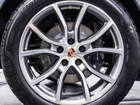 Certified 2025 Porsche Cayenne AWD/4WD image 23