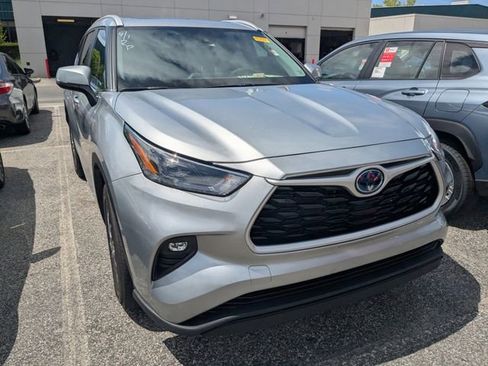 Certified 2023 Toyota Highlander XLE image 1