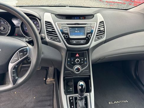 Used 2015 Hyundai Elantra SE w/ Option Group 02 FWD image 10