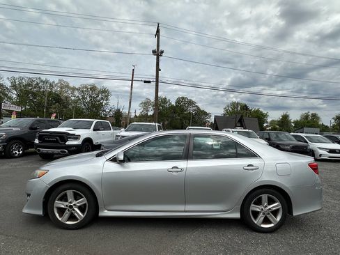 Used 2014 Toyota Camry SE w/ Moonroof Package FWD image 3