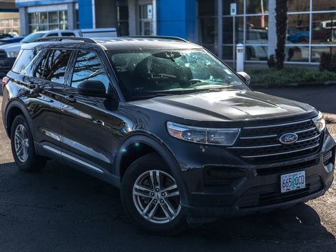 Used 2022 Ford Explorer XLT w/ Class IV Trailer Tow Package image 2