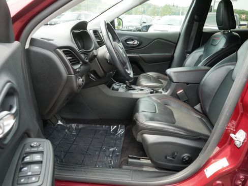 Used 2019 Jeep Cherokee Trailhawk w/ Cold Weather Group AWD/4WD image 12