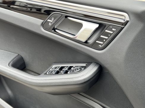 Certified 2025 Porsche Macan image 30