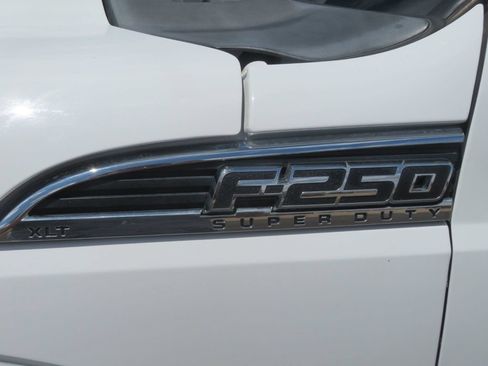 Used 2015 Ford F250 XLT w/ XLT Premium Package AWD/4WD image 13
